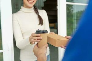 contento sonriente asiático mujer recibe papel caja paquete o empaquetar de comida desde mensajero frente casa. entrega hombre enviar entregar expresar. en línea compras, papel envase, llevar, cartero, entrega servicio, paquetes foto