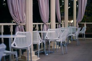 vacío cafetería en público parque a noche foto