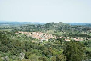 aéreo ver de pequeño pueblo desde monsanto, Portugal foto