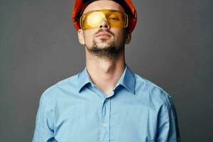 hombre en naranja difícil sombrero amarillo lentes construcción la seguridad trabajo foto
