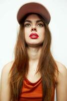 retrato de un mujer en un gorra glamour Mira adelante modelo rojo vestido de verano foto