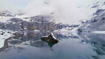 oeschinensee sjö schweiz omgiven förbi snö täckt träd och bergen video