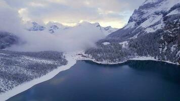 oeschinensee lago Suíça cercado de neve coberto árvores e montanhas video