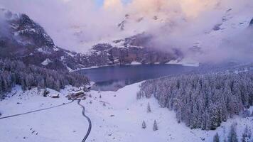 oeschinen lago en el Nevado montañas de Suiza en un brumoso Mañana video