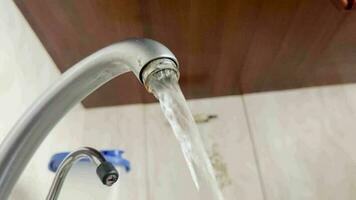 acqua è in esecuzione a partire dal un Aperto rubinetto nel il cucina. video