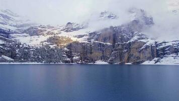 oeschinensee lago Svizzera circondato di neve coperto alberi e montagne video