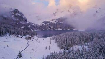 oeschinen lago en el Nevado montañas de Suiza en un brumoso Mañana video