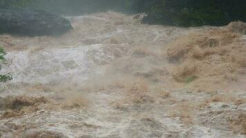 Wasserfall Katarakt in Waldbergen. Nach heftigen Regenfällen in Thailand fließen schmutzige Bäche die Berghänge des Bergwaldes hinunter. Flussflut, selektiver Fokus. video