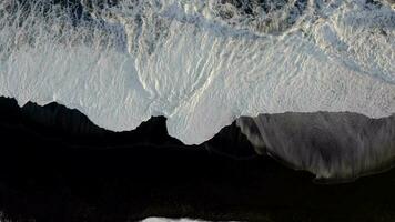 vogel oog visie van de zwart zand strand in IJsland video