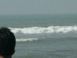 foto de un soleado día ver de un hermosa invierno playa y mar en un soleado día en innany playa de de cox bazar, bangladesh viaje y vacaciones.