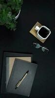 platt lägga minimalistisk livsstil grön svart och vit vertikal video 15s, anteckningsbok och kaffe