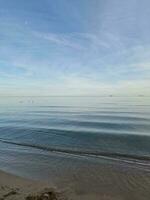 playa paisaje paz y tranquilo en un soleado calentar día foto