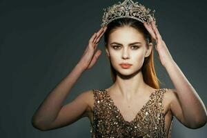 mujer con corona en su cabeza princesa glamour decoración lujo modelo foto