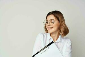 gerente en un blanco camisa vistiendo lentes trabajo empresario éxito foto