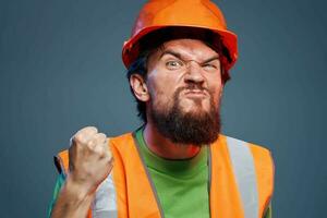 emocional hombre en trabajo uniforme la seguridad difícil trabajo estilo de vida foto