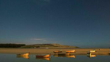 lapso de tiempo a el mulay bousselham laguna en el Marruecos atlántico costa video