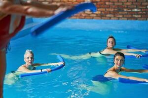 grupo de mujer en piscina teniendo formación foto