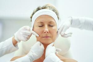 un escena de médico cosmetología tratos botulínico inyección. foto