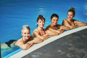 grupo de mujer en piscina teniendo formación foto