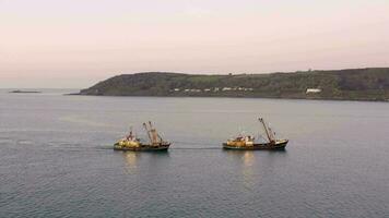 visvangst trawlers Bij zee in de vroeg ochtend- antenne visie video