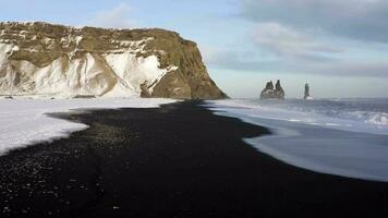 reynisdrangar Säulen und das schwarz Sand Strand im Island video