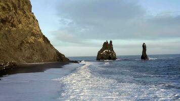 reynisdrangar columnas y el negro arena playa en Islandia video