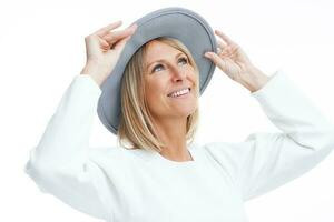 imagen de rubia mujer aislado terminado blanco antecedentes vistiendo sombrero foto