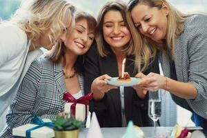 imagen de grupo de muchachas con cumpleaños pastel tomando selfie foto