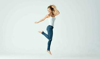 mujer saltando movimiento deporte rutina de ejercicio ejercicio foto