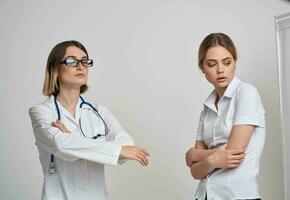 profesional médico con un estetoscopio explicando alguna cosa a un paciente en un camiseta foto