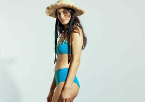 mujer otoño trajes de baño playa bolso verano posando bikini lujo foto