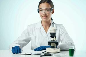 mujer químico laboratorio microscopio investigación biotecnología foto