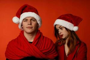 hombre y mujer en nuevo años ropa Navidad fiesta aislado antecedentes foto