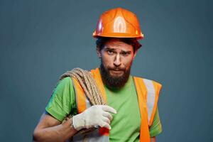 hombre en trabajando construcción uniforme la seguridad profesional recortado ver foto