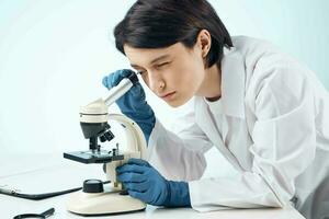 mujer en laboratorio microscopio Ciencias investigación análisis foto