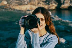 Pelirrojo mujer fotógrafo naturaleza rocoso montañas profesional foto