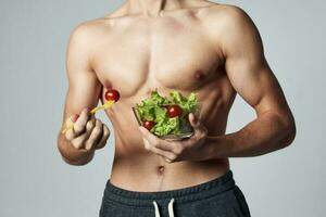 atlético hombre con bombeado arriba torso plato de ensalada recortado ver de comiendo foto