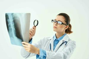 mujer radiólogo mirando a radiografía de cerca examen hospital foto