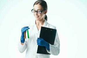 alegre mujer laboratorio asistente químico solución análisis investigación ligero antecedentes foto