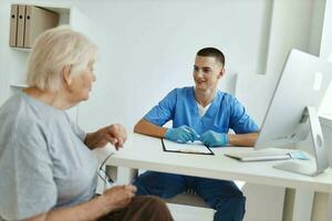 un paciente a un del doctor cita diagnósticos foto