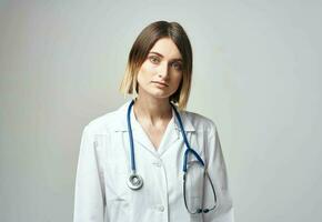 profesional médico mujer con azul estetoscopio y blanco médico vestido foto
