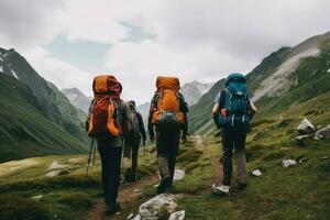 espalda ver caminantes montañas. generar ai foto