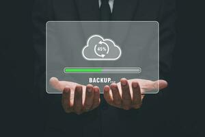 apoyo almacenamiento datos Internet tecnología negocio concepto, empresario mano participación apoyo icono en virtual pantalla. foto