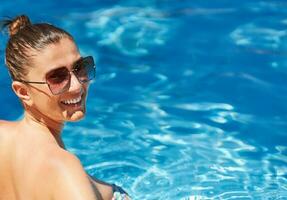 cerca arriba imágenes de un mujer en el piscina foto