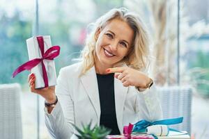 imagen de mujer participación un regalo en restaurante foto