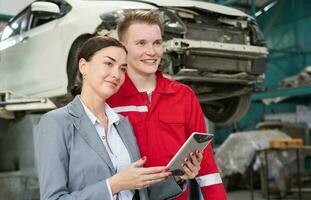 hembra gerente y coche mecánico mientras trabajando en auto reparar comercio, mujer a un coche garaje consiguiendo mecánico servicio, coche reparar, y mantenimiento conceptos foto