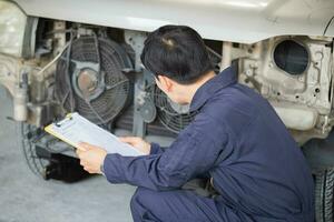 coche mecánico con un Lista de Verificación, técnico comprobación moderno coche a cochera, coche reparar y mantenimiento conceptos foto