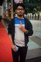 nuevo Delhi, India - marzo 04 2023 - no identificado personas demostración su marcado con tinta dedos después fundición votos en frente de votación cabina de este Delhi zona para mcd local cuerpo elecciones 2022 foto