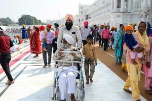 amritsar, India - febrero 26 2023 - no identificado devotos desde varios partes a dorado templo - harmandir sahib en amritsar, Punjab, India, famoso indio sij punto de referencia, dorado templo foto