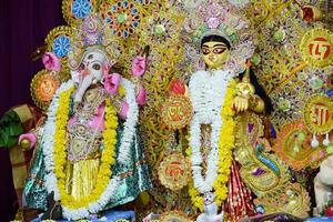 diosa durga con aspecto tradicional en una vista de cerca en un sur de kolkata durga puja, ídolo de durga puja, el festival hindú navratri más grande de la india foto